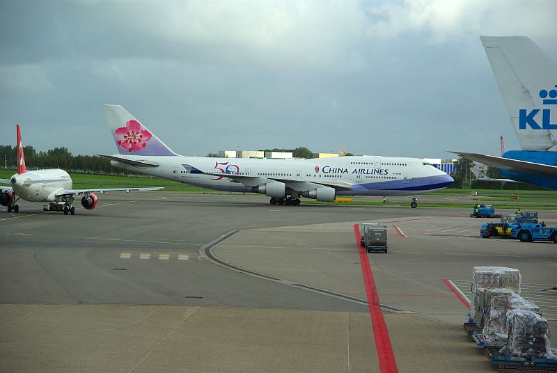 http://www.photo-phil.org/planepictures/LPIAMSJFK08.jpg